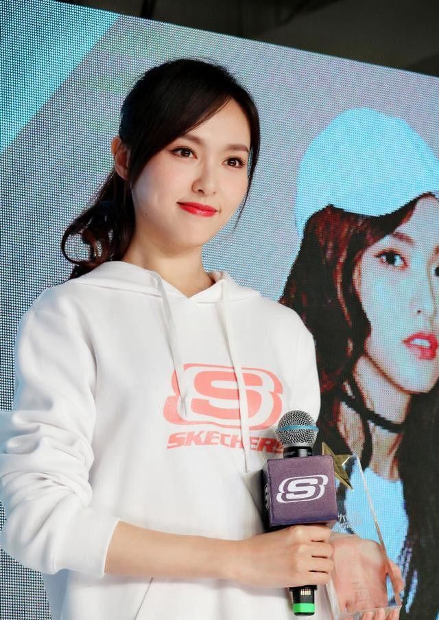 厉害呀唐嫣,出席活动穿件卫衣都能这么美?