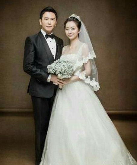 52岁温兆伦三段坎坷婚姻,第一任妻子两个版本,现娇妻小20岁