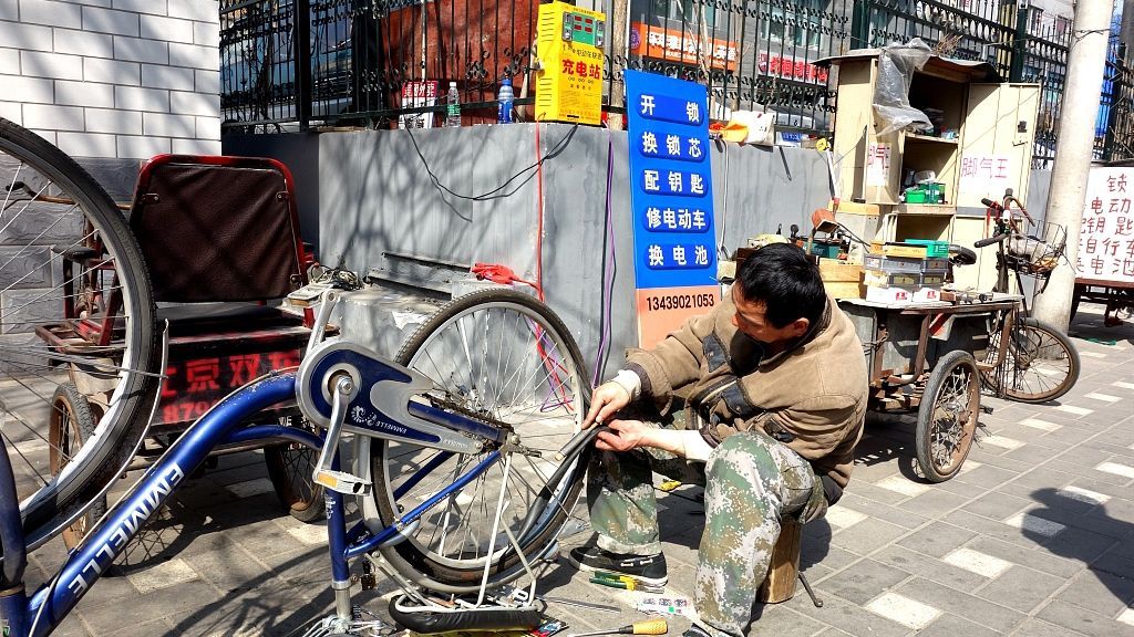 视觉中 国 修鞋,改衣服,修表,配钥匙,修自行车……城市里的各类小修摊