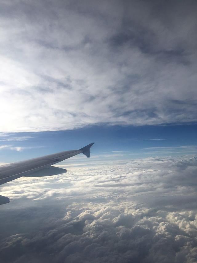 带上儿子完成他的心愿第一次坐飞机,云层里的云朵好美