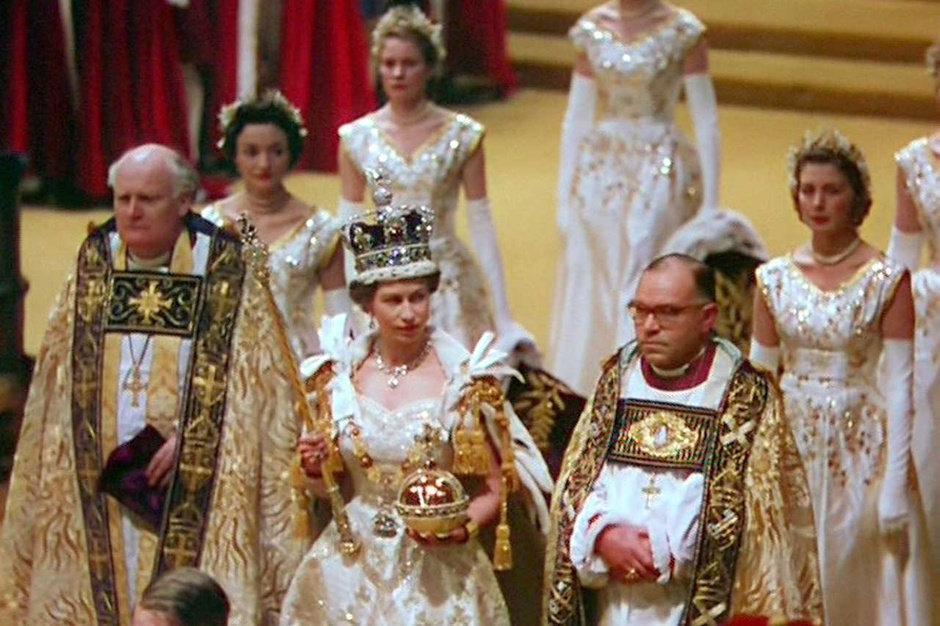 66年前英女王的加冕仪式上,菲利普向妻子下跪,这一跪就是一生!