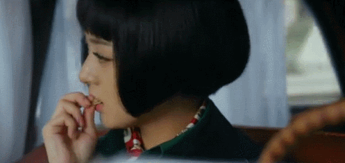 女星嗑瓜子的样子,赵丽颖娴熟,蒋欣像路人,范冰冰好撩人啊!