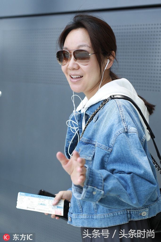 闫妮瘦身成功机场街拍自带腔调 无奈让发际线暴露了年龄