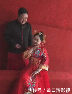 妹子,都被人占便宜了,还如此的开怀大笑,真是服你了
