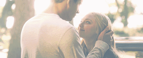 给予她一个有温度的婚姻,例如增加你们独处的机会,陪她看电影,外出