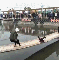 搞笑gif:小姑娘估计要后悔玩儿吊桥了,心疼她三秒钟