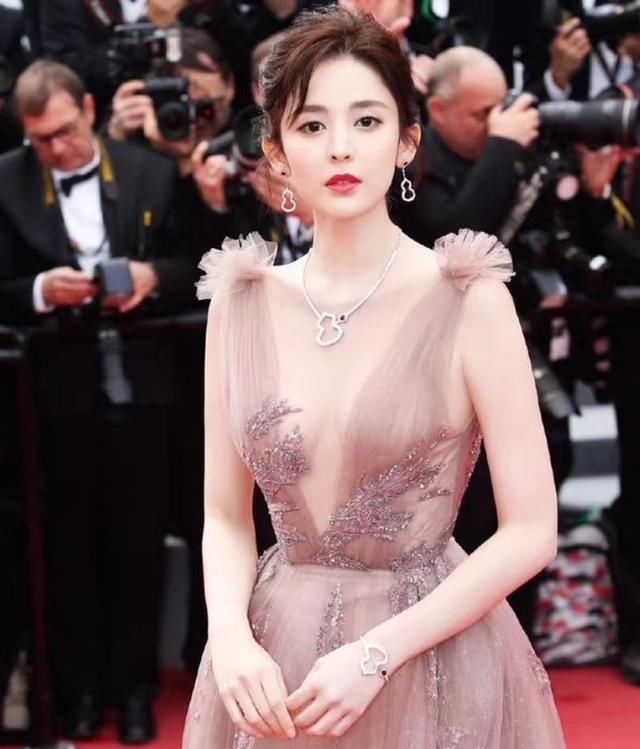 一袭性感黑纱裙完美的衬托出古力娜扎的好身材,只有肤白貌美之人才敢