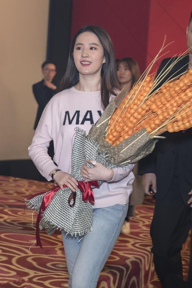 刘亦菲现身活动脸略微发福,网友:颜值高再胖也是神仙姐姐!