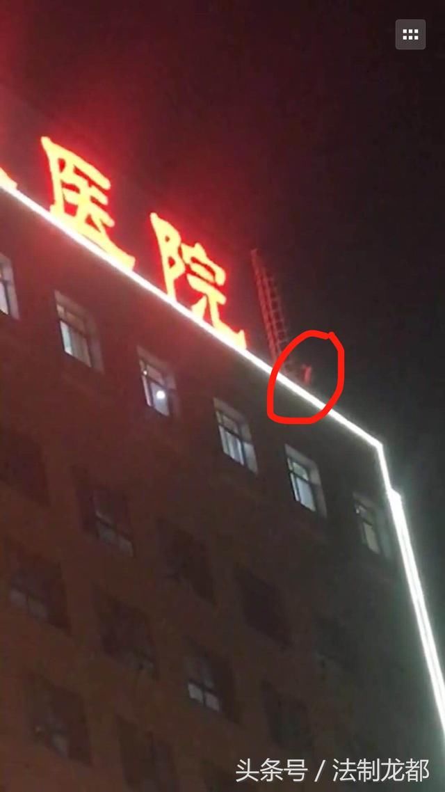 濮阳一年轻男子夜晚站在医院楼顶要跳楼,现场视频曝光