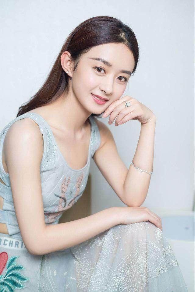 赵丽颖一袭肚兜连衣裙,秀性感小蛮腰,变身性感小精灵