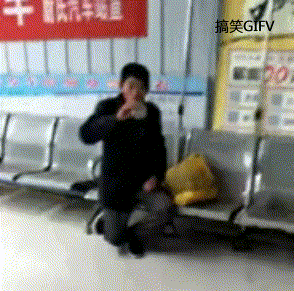 搞笑美女gif图片:火车上的意外收获, 小情侣胆子真大