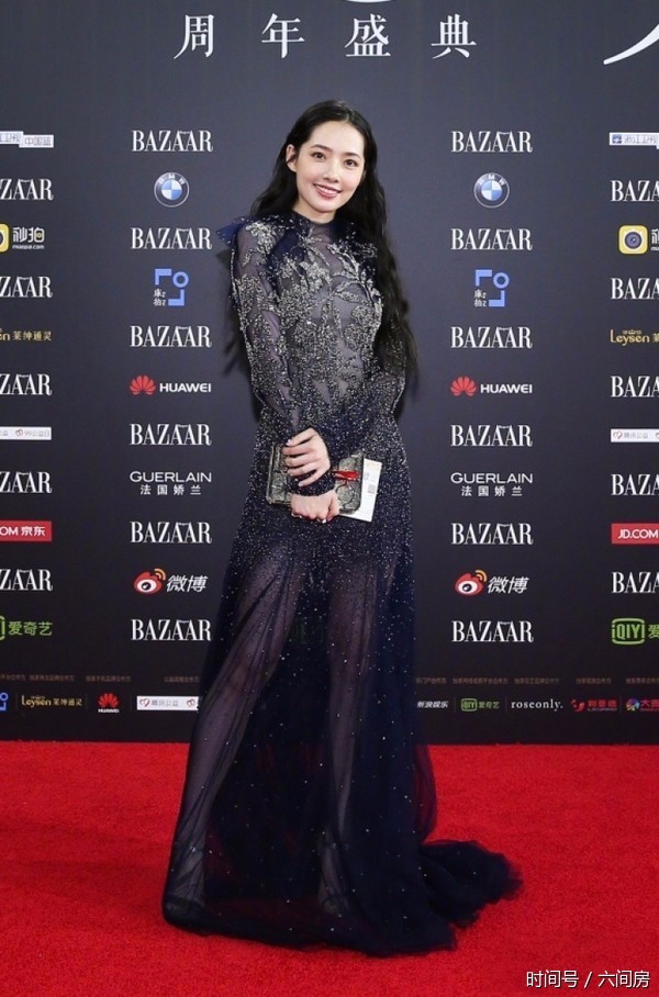 慈善晚宴红毯秀 居然有女明星穿成这样来走红毯?