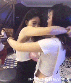 搞笑gif:妹子这样看着我,是不是对我很有好感啊