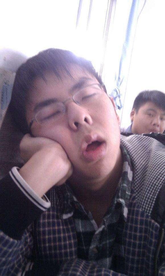 偷拍上课睡姿,笑死了,自己看到分分钟想打人!