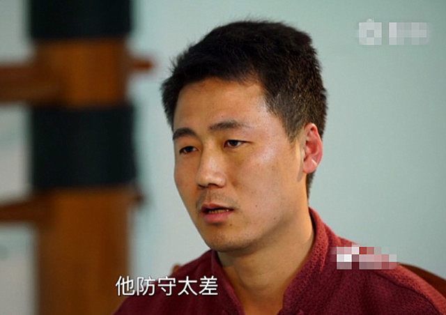 记者:他有没有真正击倒过你?咏春丁浩:只是蹭倒,没有真正击倒