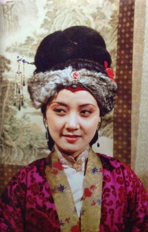 她在《红楼梦》中饰演的王熙凤真的是非常经典.让观众记住了这个角色.