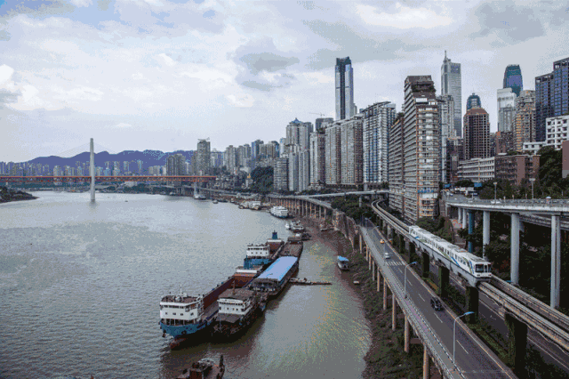 在这座8d魔幻城市,见多识广的美国小哥还是迷路了