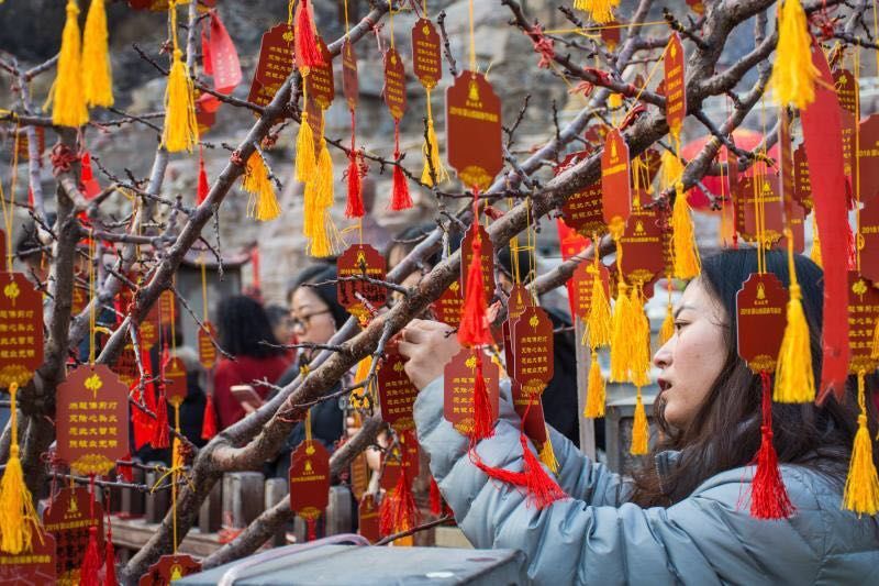 太原|蒙山春节庙会香火旺盛,满山遍布祈福牌!