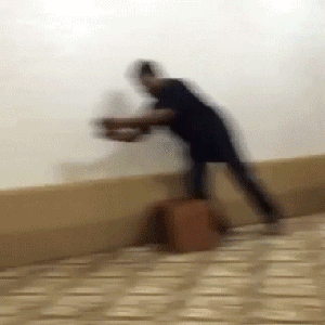 躲在被子装睡的我憋笑真的很难受