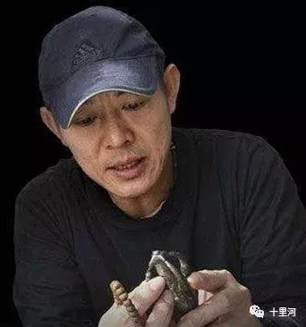 李连杰出入各种场合均带有不同材质,不同造型的佛珠,凤眼菩提也是他的