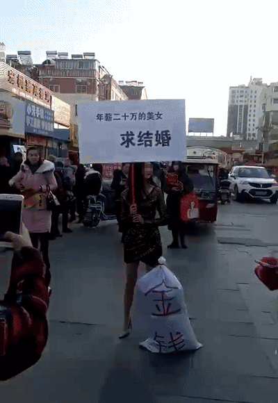 涟水街头一妙龄女子举牌征婚,年薪20万!