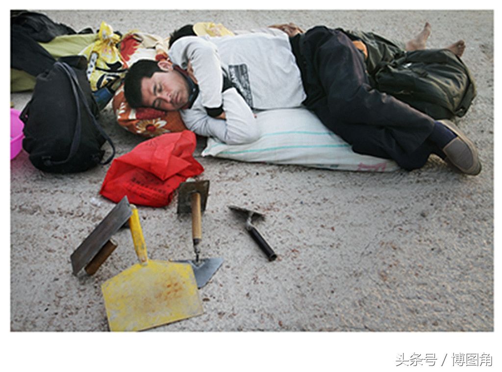 鄂尔多斯工地上等活的打工者
