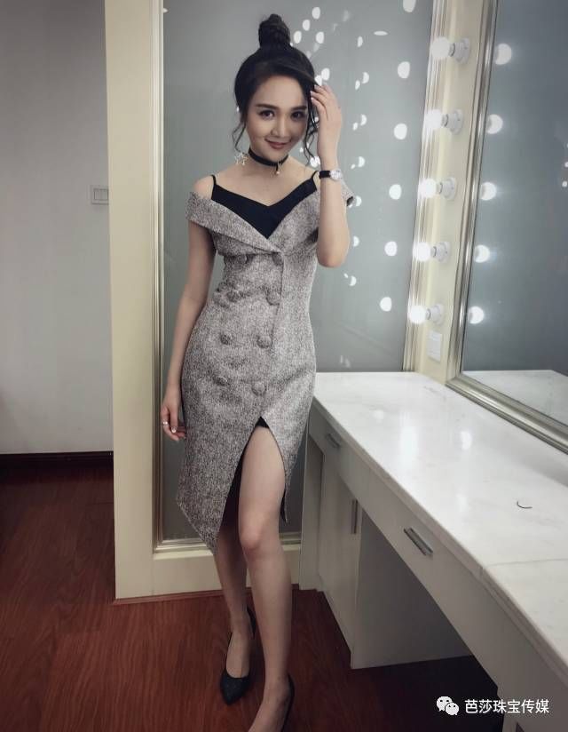 湖南卫视新星美女主持靳梦佳太漂亮了!