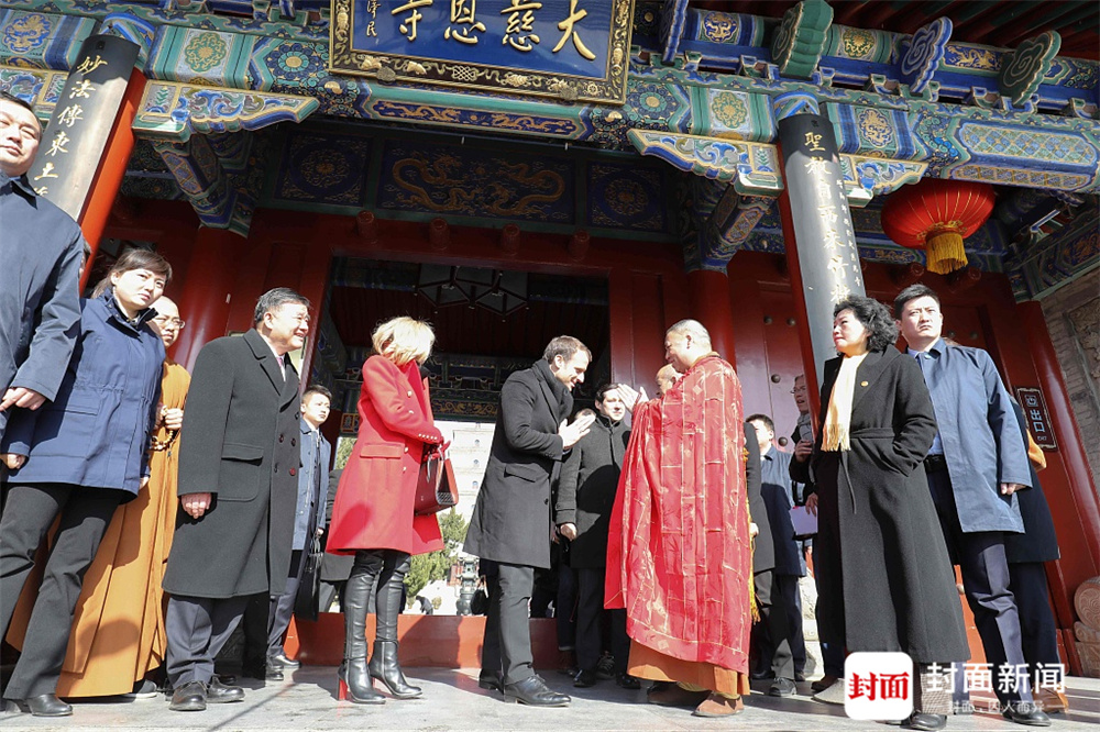 法国总统马克龙夫妇访华游西安,看兵马俑观大雁塔