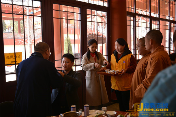 兜率寺护法居士王腾先生,戎骥文女士举办了庄严隆重的佛化婚礼,住持