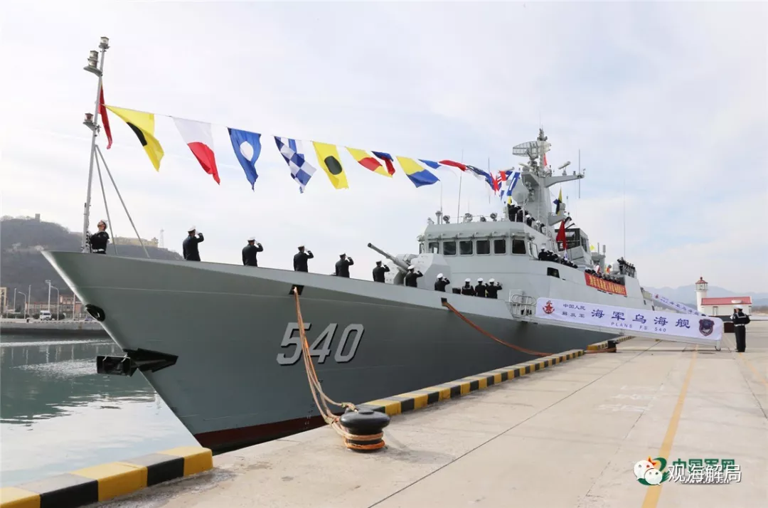 1月15日,乌海舰入列命名授旗仪式在辽宁大连某军港举行.