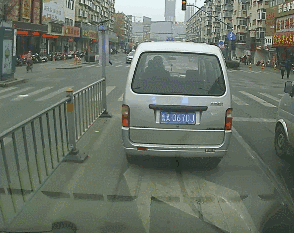 听到后方急救车声音,立刻打转向左转 但还是有一些