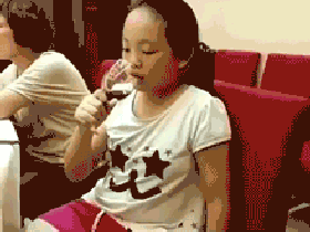 ▽熊孩子第一次品尝红酒,这销魂的表情~醉了!