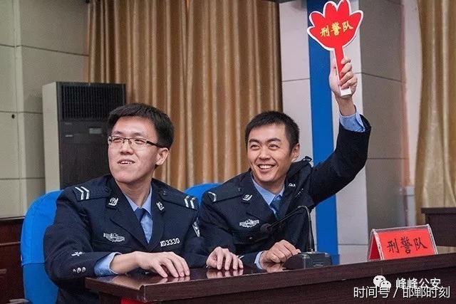 刑警代表队高举抢答牌,抢答积极