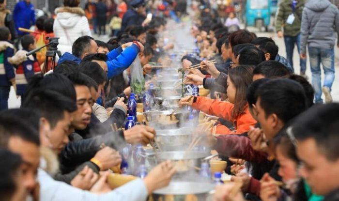 贵州千人牛瘪宴12月16日在贵州榕江县忠诚镇上演,近千人坐在长达200