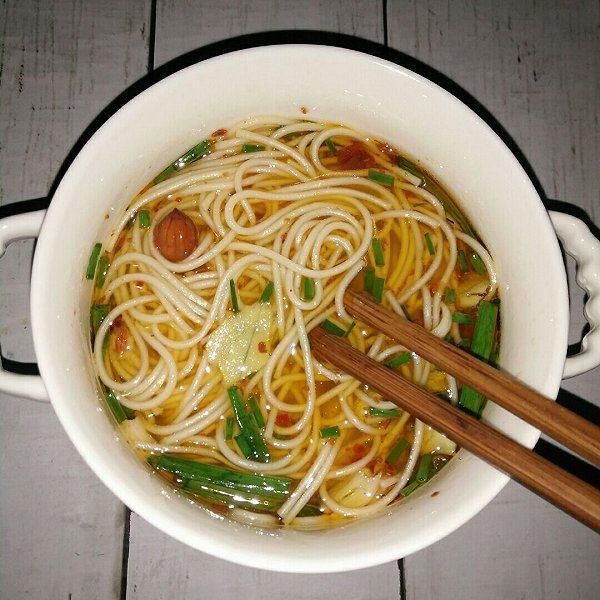 煮面条时,冷水煮还是等水开了煮?原来这么多年,我一直