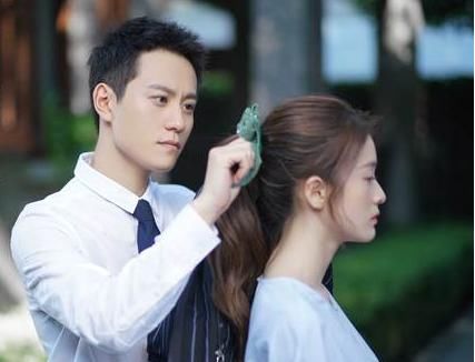 两版《泡沫之夏》欧辰绿蕾丝为夏沫扎头发,镜头下都暴露一个秘密