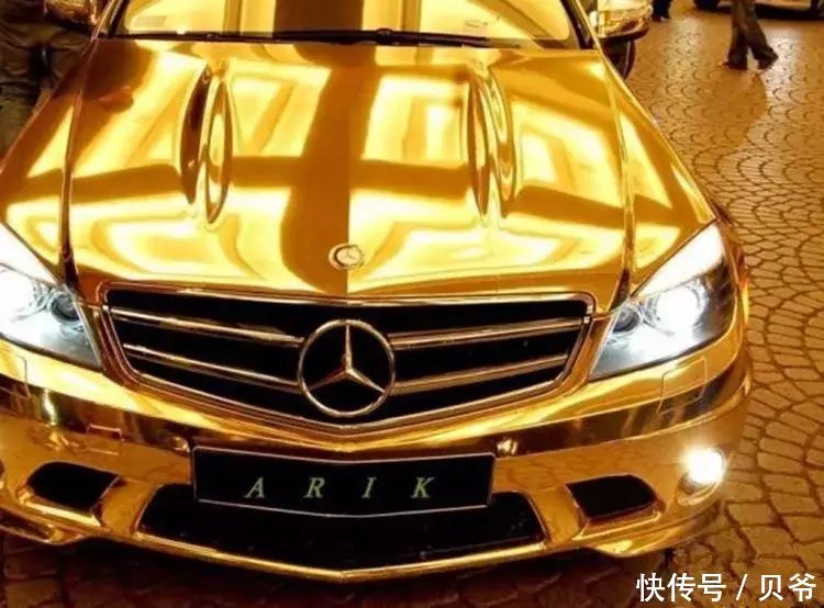 黄金奔驰,这些开出去,满眼金光,果然拉风,如果蹭一下,不知道会掉下
