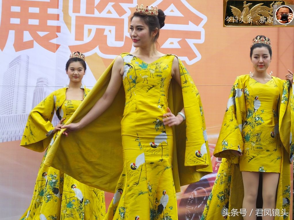 湖北宜昌:美女模特穿露肩装走秀,靠美丽冻人挣钱,不容易啊!