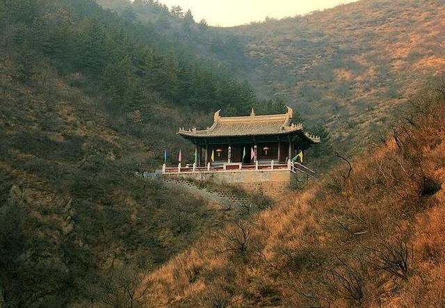 小伙上深山古寺旅游与老和尚吟对联,回家沉思才知高僧