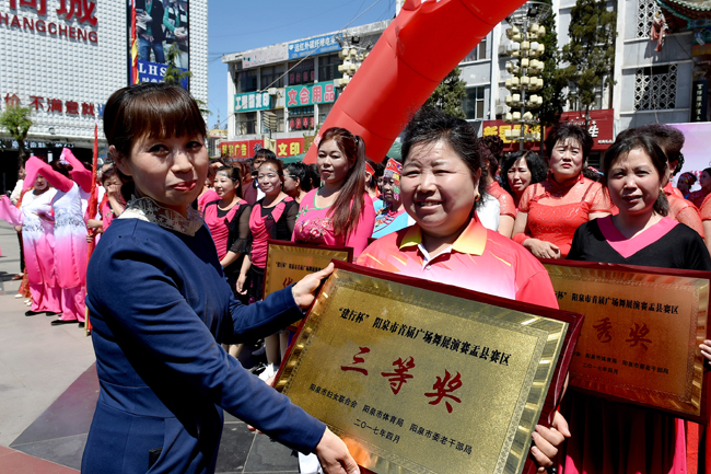 盂县妇女联合会副主席邢晓英颁奖