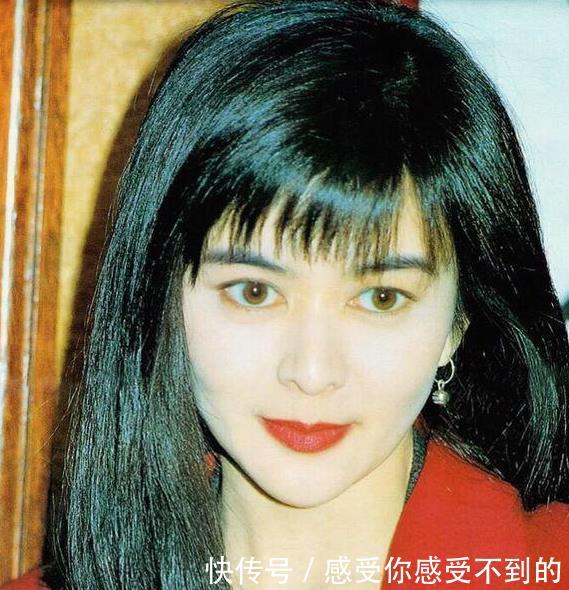 关之琳是公认的大美人,无论大家再怎么嘲其他方面,但高颜值是真的无