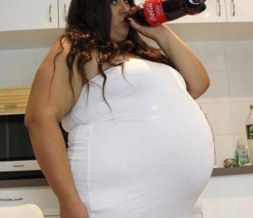 大家都知道喝可乐非常容易发胖,像一瓶250ml的可乐,麦当娜一天就喝光