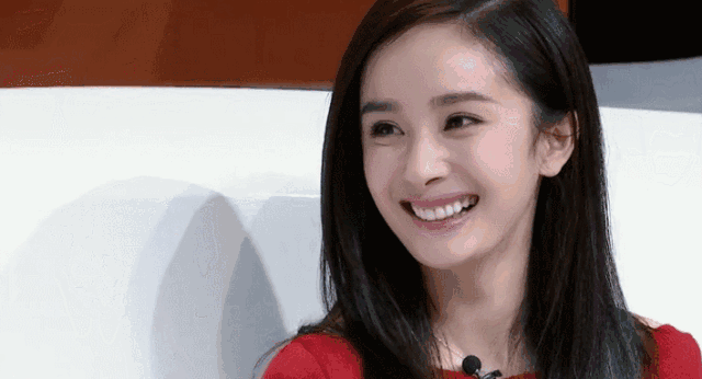 杨幂罕见地留起了萌萌哒少女齐刘海,在各色光影中一脸