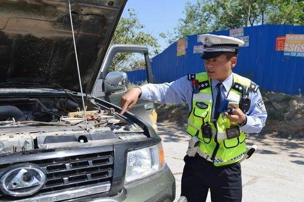便鸣起了在车上私自安装的警笛,试图让前方的车辆和行人让道