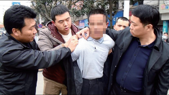 河南辉县母子二人被杀 直击警方抓捕现场-北京时间