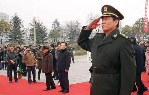 大校级别的军长和少将级别的师长,谁的级别更高?一般人都误会了