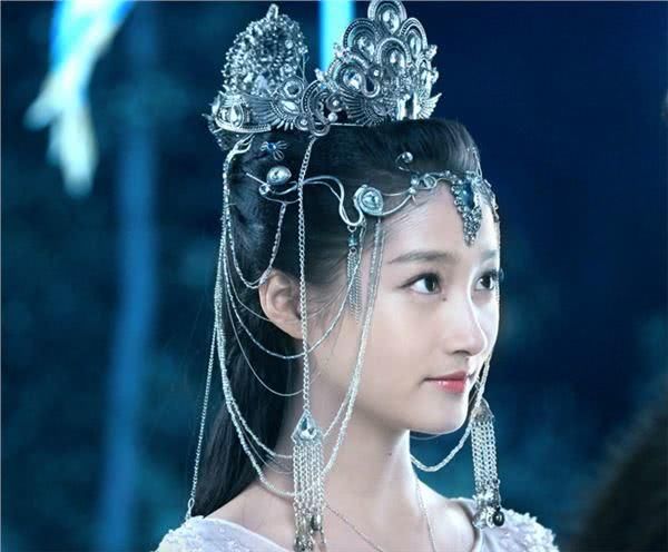 头戴银色发饰的这几位古装女神,她为何能美的如此独特