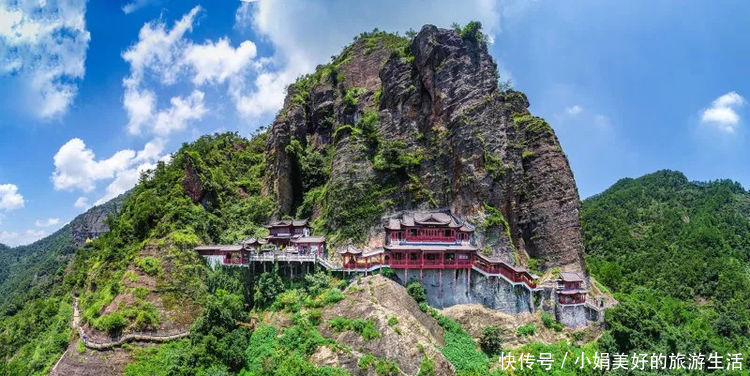 在大慈岩,悬空寺—地藏王大殿,远观似有腾云驾雾之势,凌云欲飞之感.