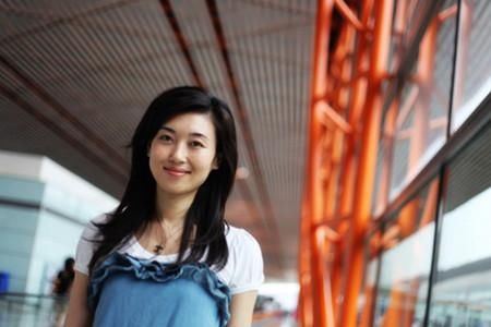 央视《海峡两岸》美女主持人李红,结婚后仍美得不要不
