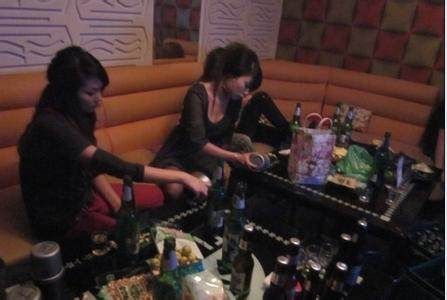梦瑶和公司同事一起聚餐,大家吃过饭相约去ktv唱歌喝酒
